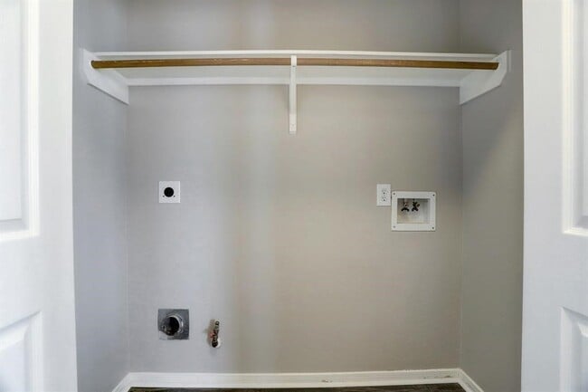 Building Photo - 15530 Hickory Dale St