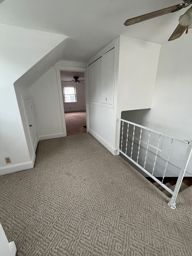 Building Photo - Three Bedroom Single Family House