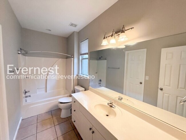 Building Photo - 3-Bed/2-Bath Home with Fenced Yard/Available Now!
