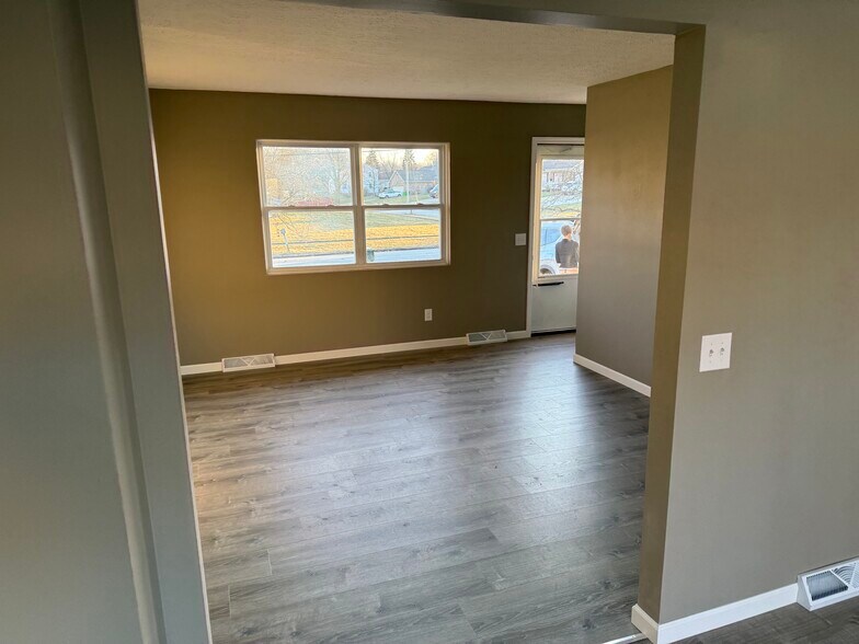 Building Photo - 1881 Lakeview Dr