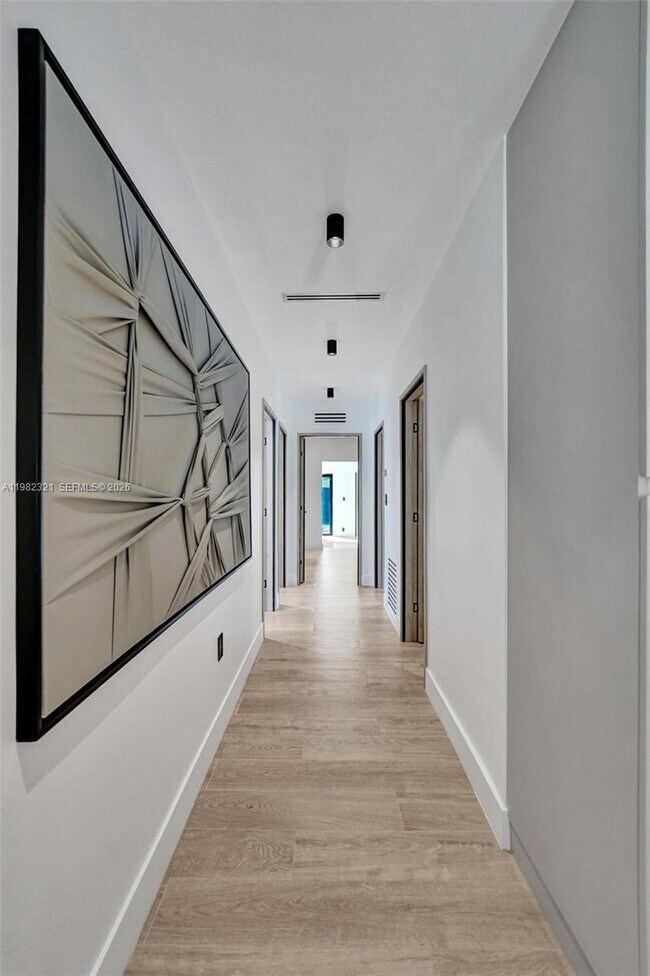 Building Photo - 2066 NE 174th St