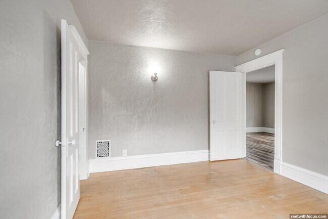 Building Photo - 328 Parkway Ave