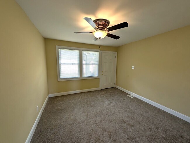 Building Photo - You won't find better!  2 Bed/1 Bath.  Dup...