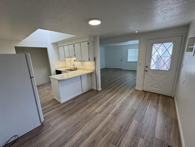 Building Photo - 6825 Lotus St