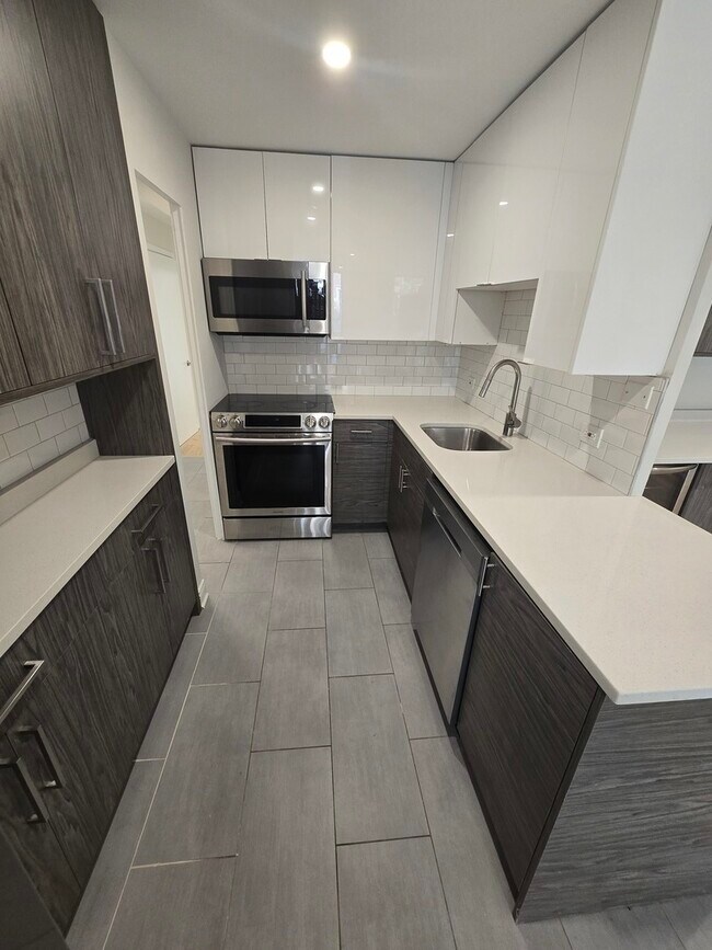 Building Photo - 227 E Walton Pl