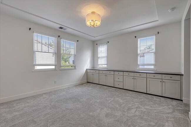 Building Photo - 928 Valencia Ave