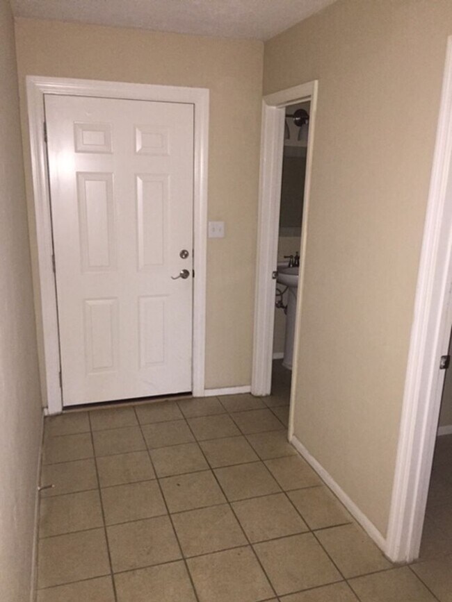 Building Photo - 2 Story Townhouse in Hawthorne Reserve