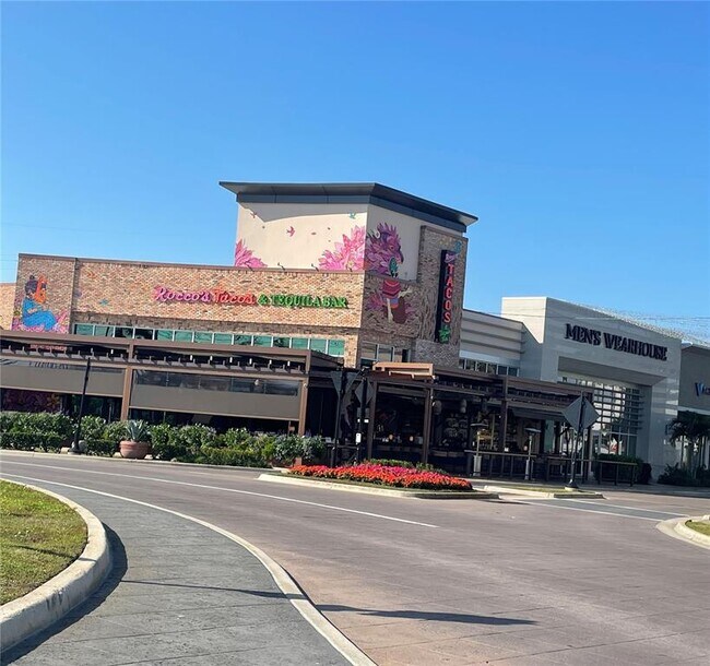 Building Photo - 828 S Tuttle Ave