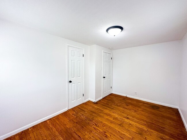 Building Photo - 2833 E Vermont St