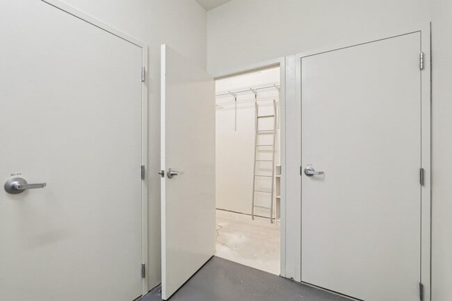 Building Photo - 106 W Seeboth St