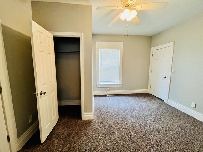 Building Photo - Updated three bedroom off Taylor Blvd!