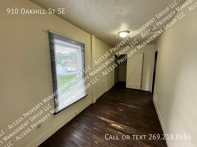 Building Photo - 910 Oakhill St SE
