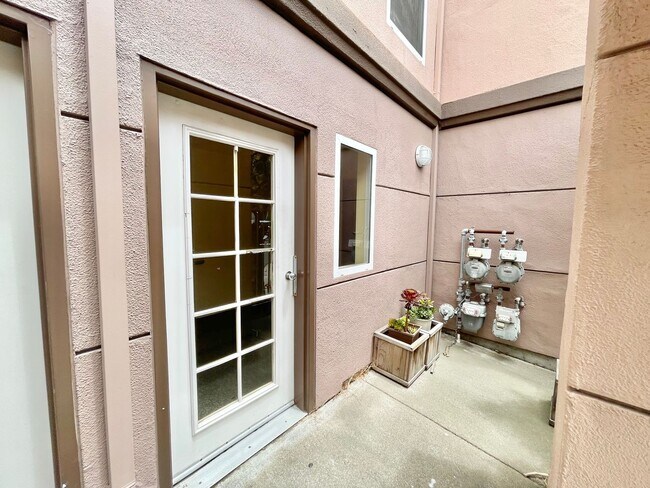 Building Photo - 2BD/2BA Spacious Crocker Amazon Condo, Gat...