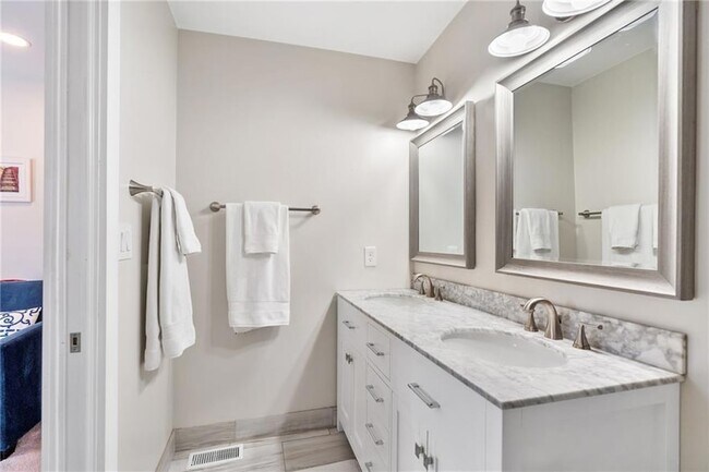 Building Photo - 2026 Harwinor Rd SE