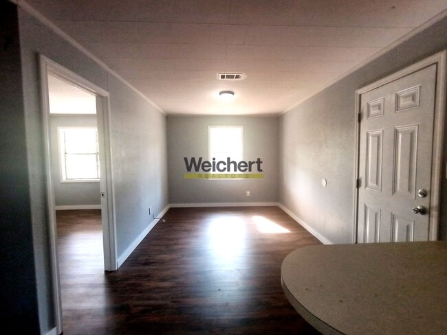 Building Photo - Remodeled 3bed/1bath with fenced backyard