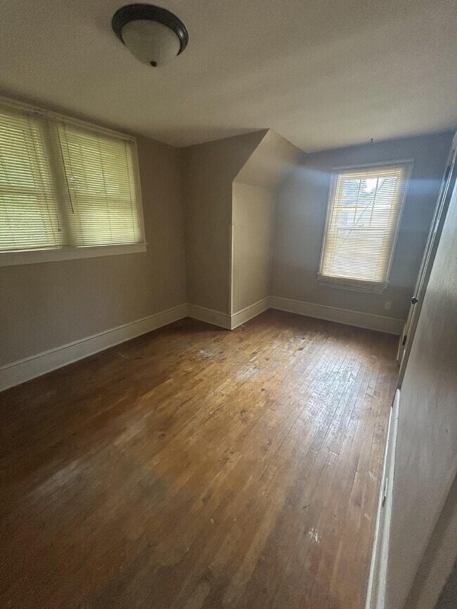 Building Photo - 4 Bedroom, 1.5 Bathroom - Available Now!