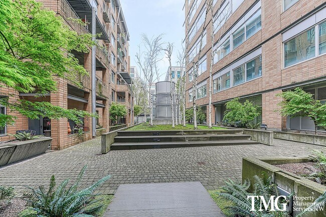 Building Photo - Top-Floor 2BD/2BA Condo w/ Stunning Park Views & Utilities Included