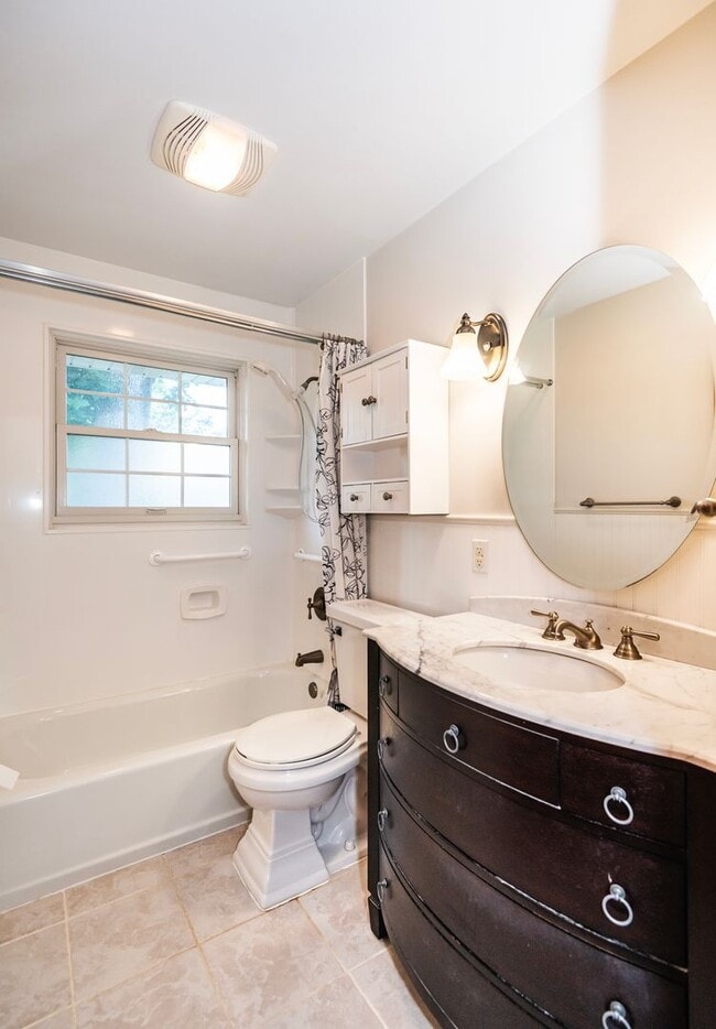 Building Photo - Lovely 3 Bedroom 1 Bathroom Home