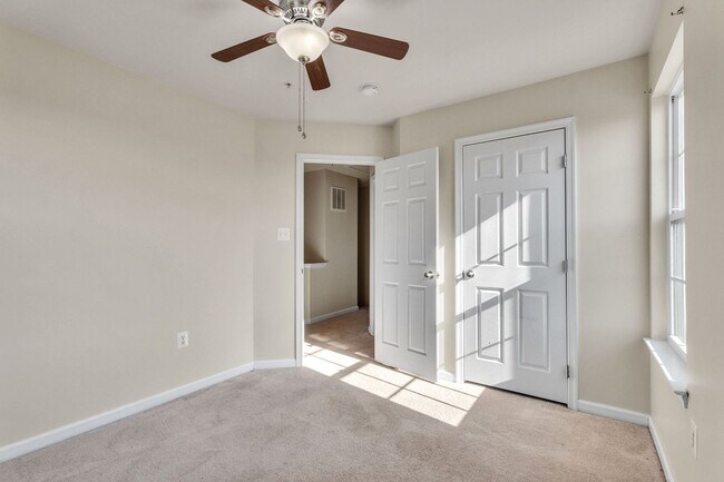 Building Photo - Charming 3 BR + Den Townhouse available now