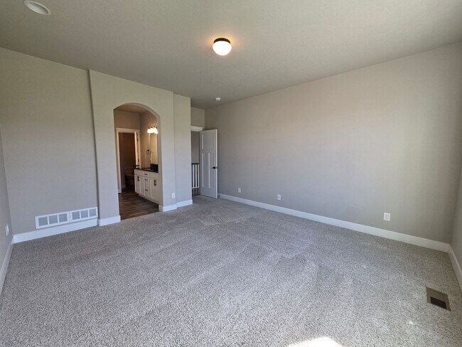 Building Photo - Spacious 5 Bed, 3 Bath Home in Desirable M...