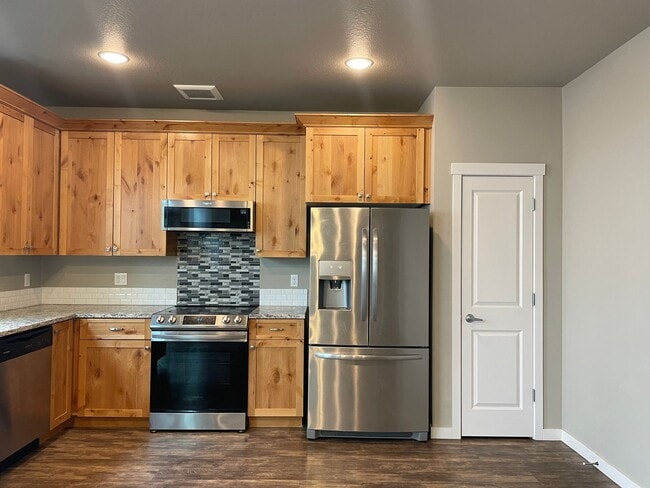 Building Photo - Goregous 3 Bedroom Home Ready for Hot Summ...