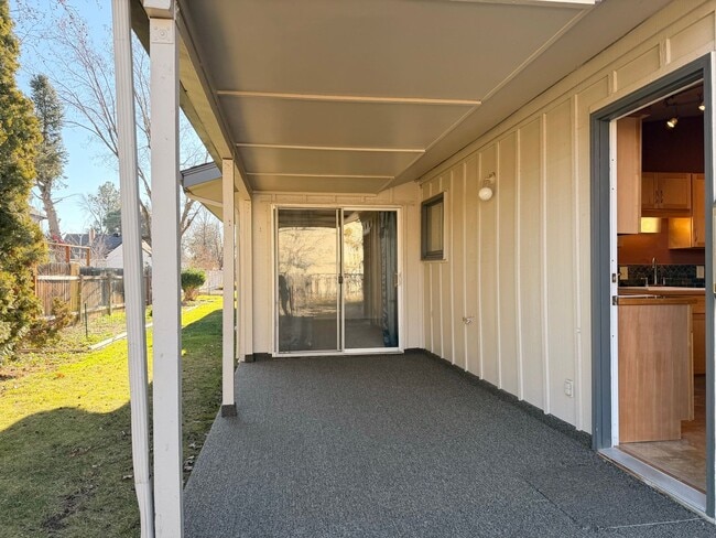Building Photo - Short term 6 month rental available. 2 bedroom, 2 bath home in Boise!