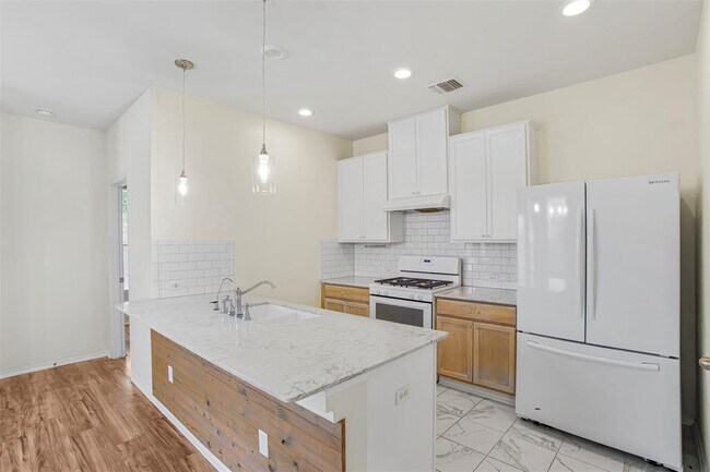 Building Photo - 128 Holstein St