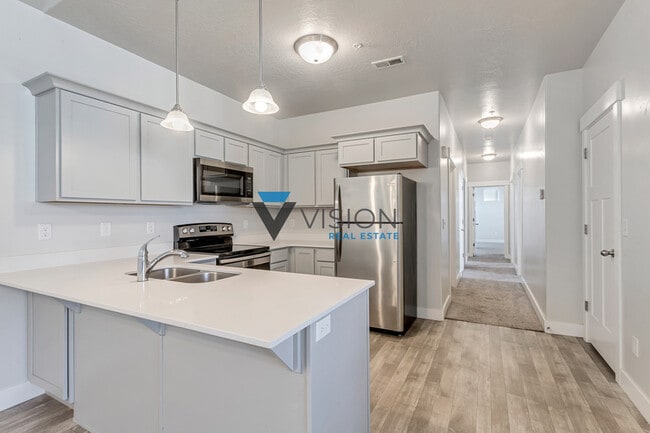 Building Photo - 627 N Sun Peak Dr