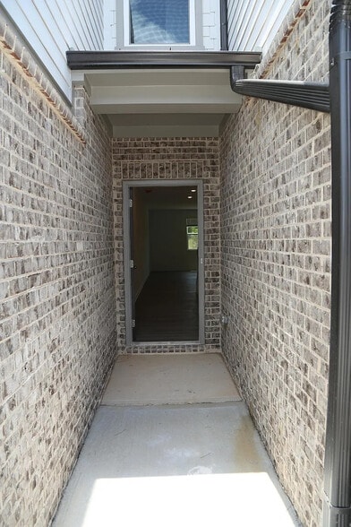 Building Photo - Room in Townhome on Thornton Dr