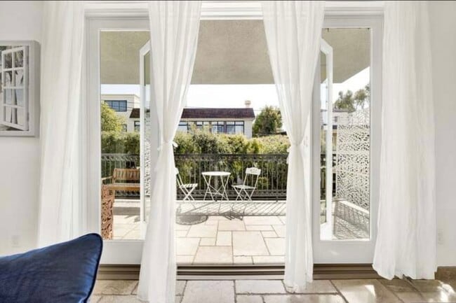 Balcony - 11952 Montana Ave