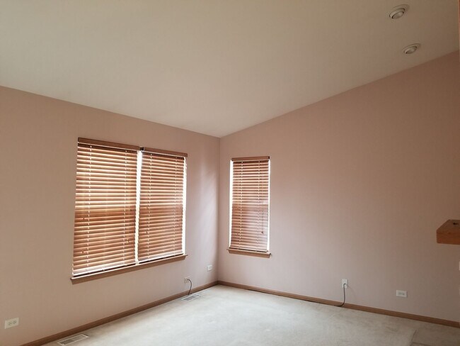 Building Photo - North Naperville Two Bedroom