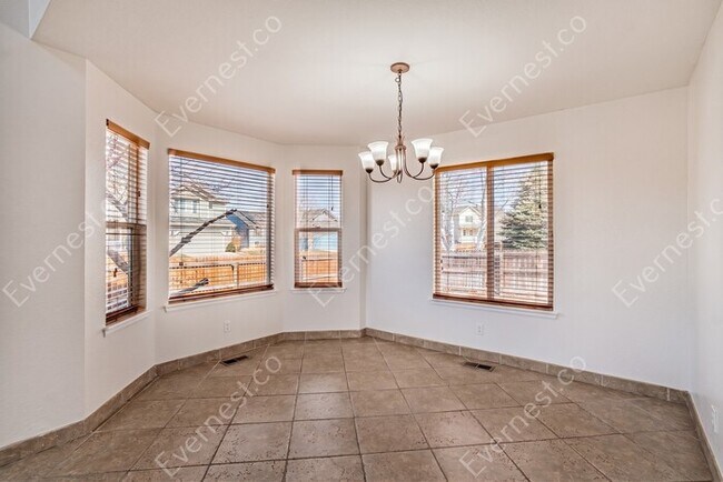 Building Photo - 5 Bed, 3.5 Bath Home with Fenced Yard & Garage / Available Now!