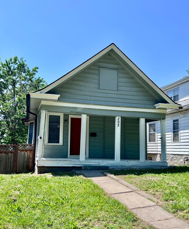 Building Photo - 302 N Oakley Ave