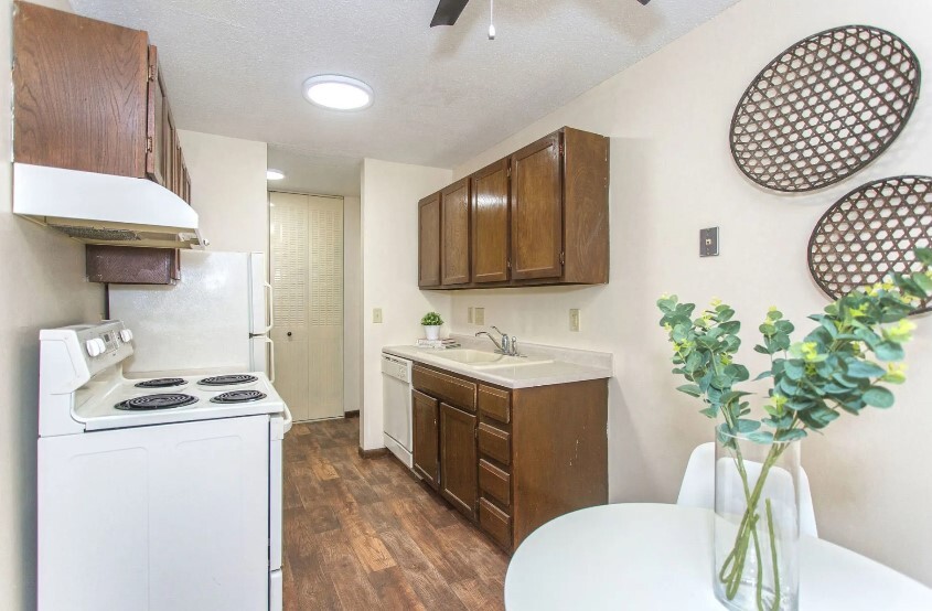 Kitchen - Eastgate Apartments-Oakdale