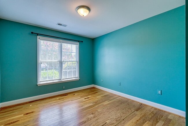Building Photo - 210 Rivermill Ct