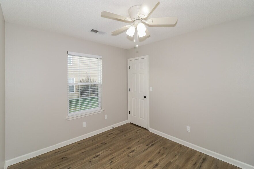Building Photo - 7427 Fox Creek Dr