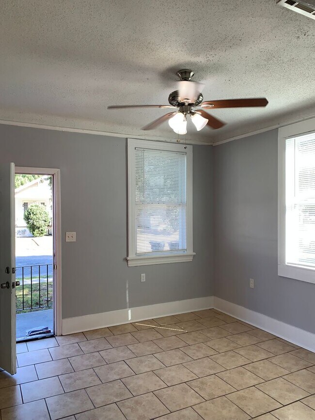 Building Photo - 2746 Gladiolus St
