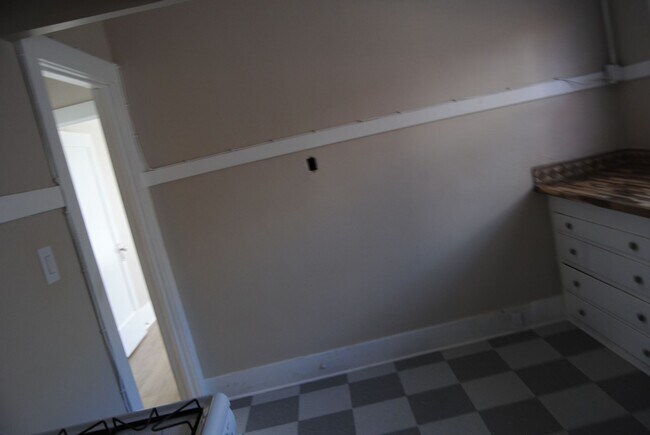 Building Photo - 2403 Sunset Ave