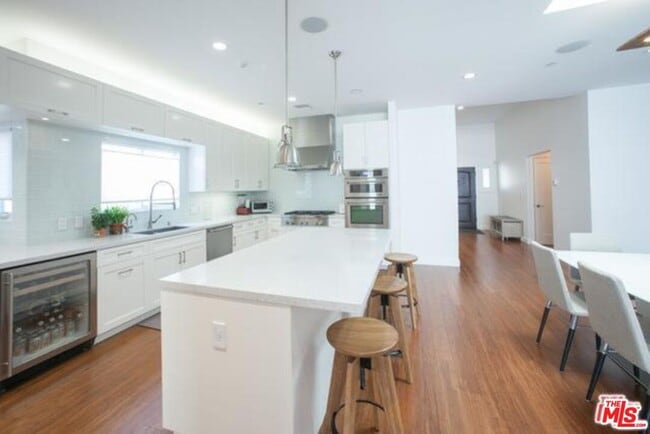 Building Photo - 248 S La Peer Dr