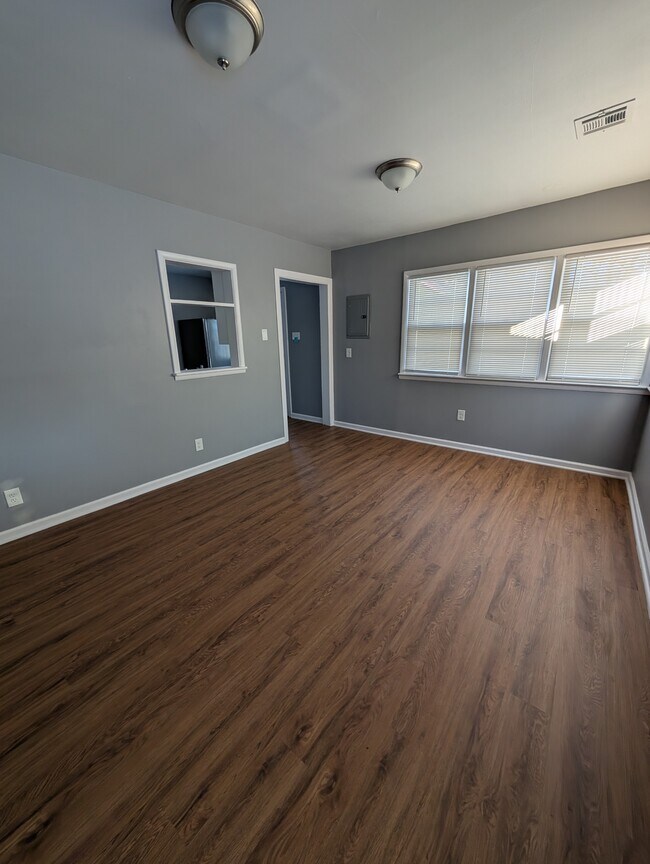 Building Photo - 117 SW Hillside Ave