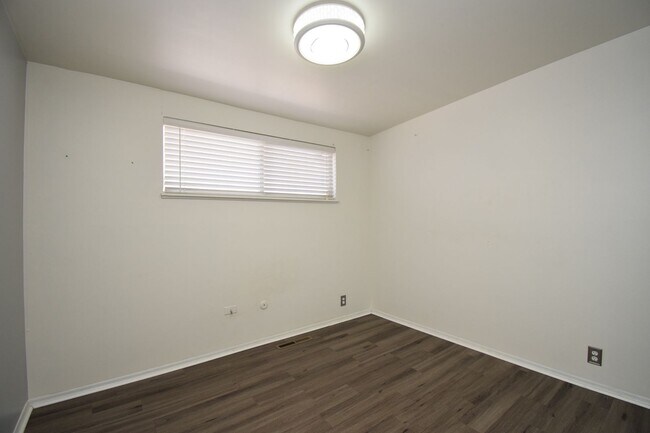 Building Photo - Updated and Charming 3 Bed Home with Fiber Internet & New Appliances!!!