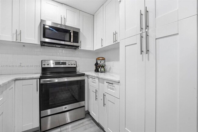 Building Photo - 3930 Crystal Lake Dr