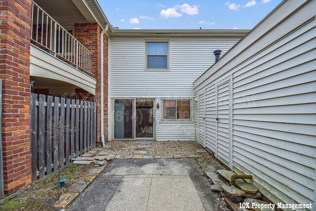 Building Photo - 911 Manor Ln