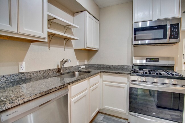 Building Photo - Beautifully Renovated 2BR in Navy Point - ...