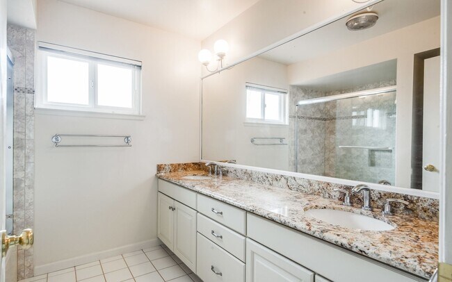 Building Photo - Tranquility on Beachside