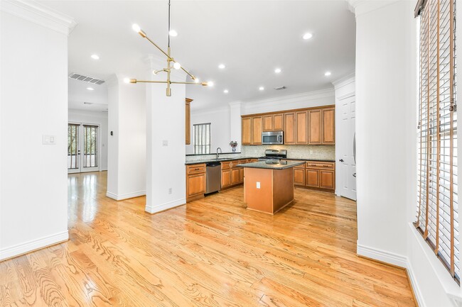 Building Photo - 1529 Rosewood St