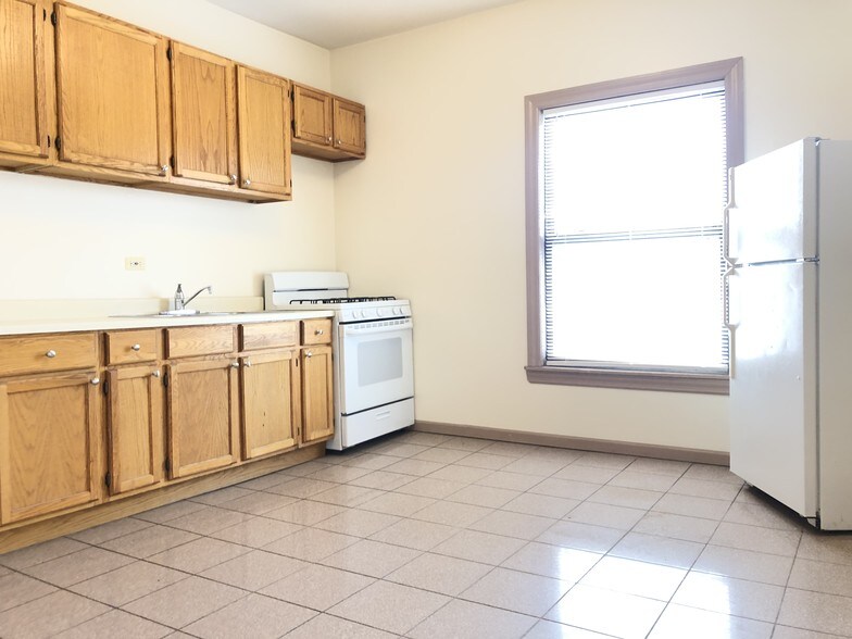 Kitchen: 12 x 12 - 952 W Windsor Ave