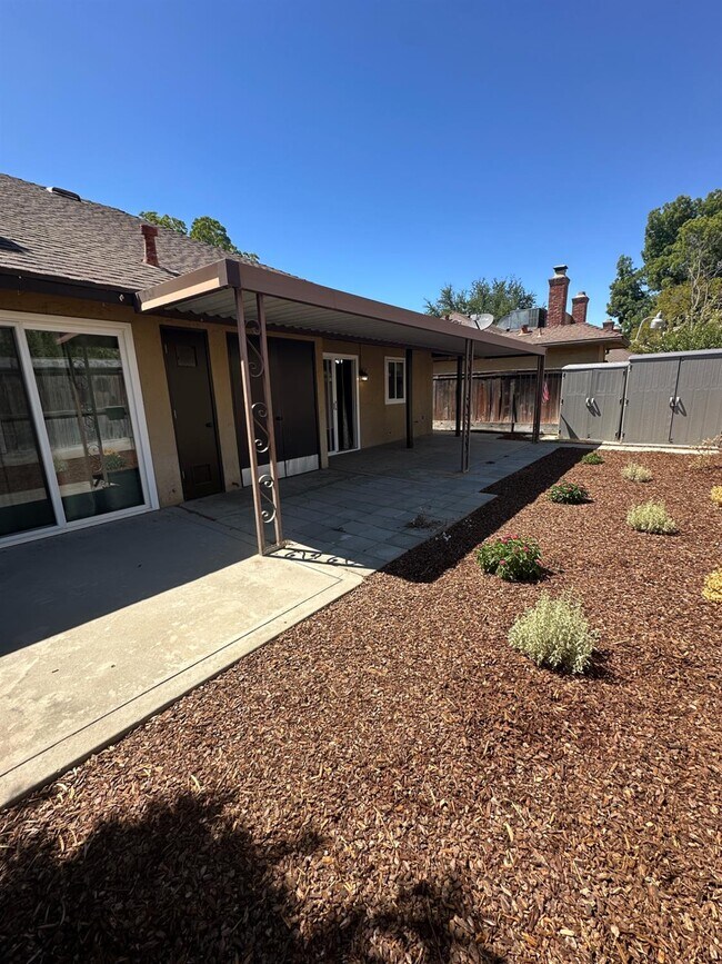 Building Photo - 5072 N Forkner Ave