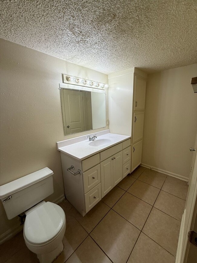 Building Photo - 3BD 2BA TOWNHOME