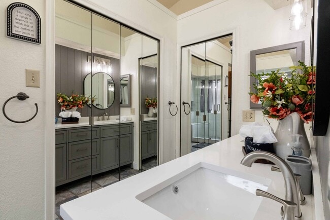 Building Photo - 8467 Willow Creek Dr